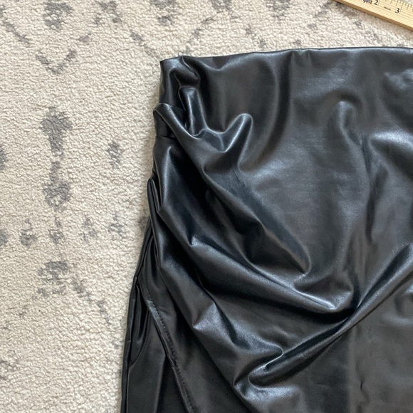 NWT Black faux leather pleather skirt tulip hem ruched side Micas brand Size L - Picture 9 of 11